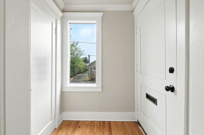 Building Photo - 423 NE 55th Ave