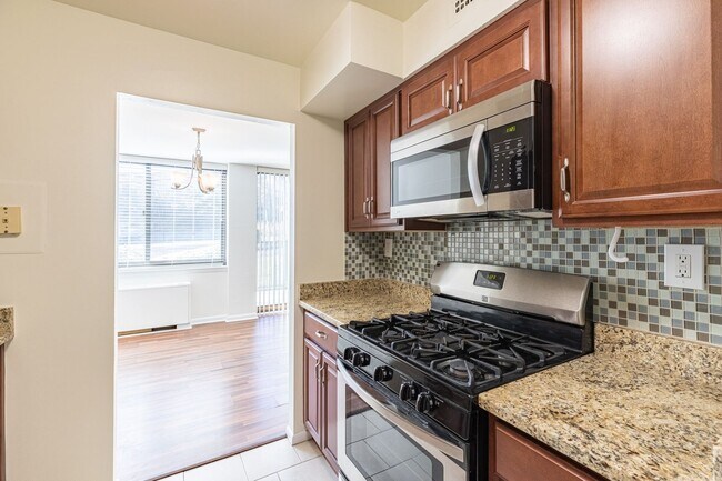Building Photo - Charming garden-level 2-bedroom, 1-bath home