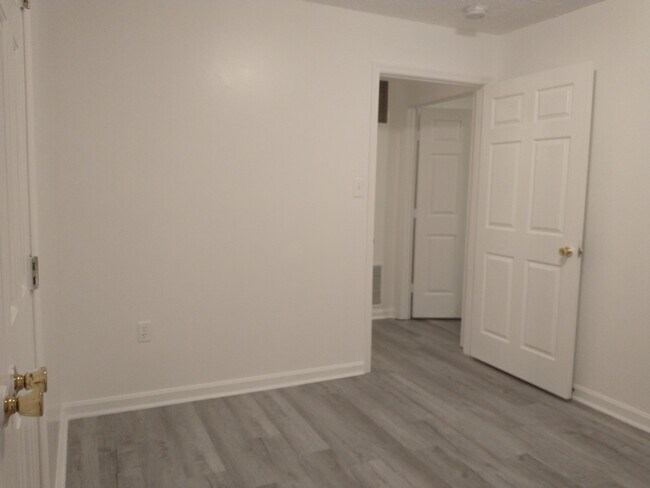 Building Photo - 1288 S Ox Rd