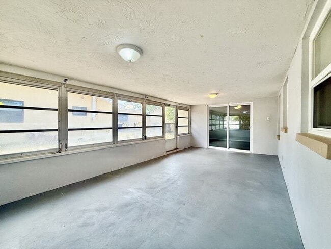 Building Photo - 1501 S Hillcrest Ave