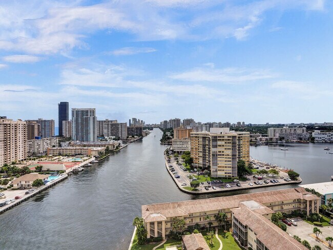Building Photo - 2602 E Hallandale Beach Blvd