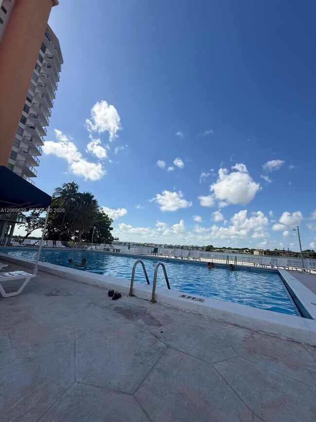 Building Photo - 1351 NE Miami Gardens Dr