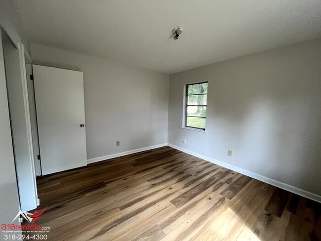 Building Photo - 5645 Knollcrest Dr