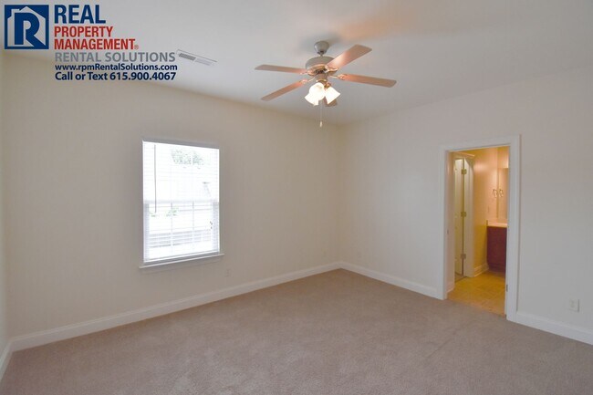 Building Photo - Large 2bd 2.5ba townhome in Murfreesboro! ...