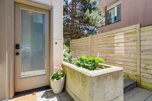 Building Photo - 3821 34th Ave W