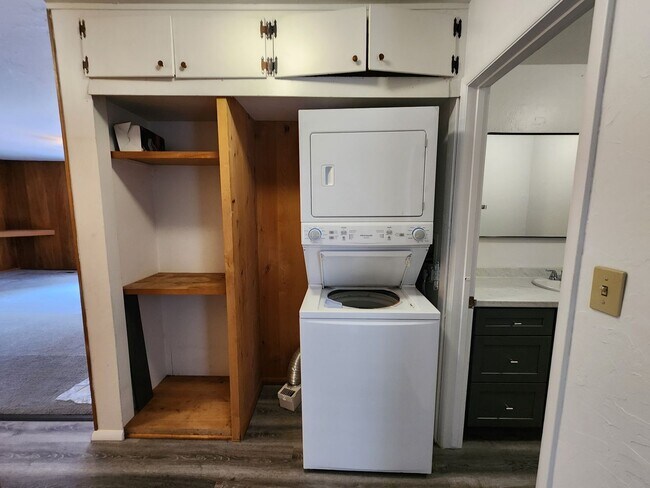 Building Photo - 221 - Steelhead Ave Duplex