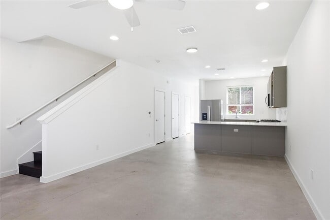 Building Photo - 814 N Bluff Dr