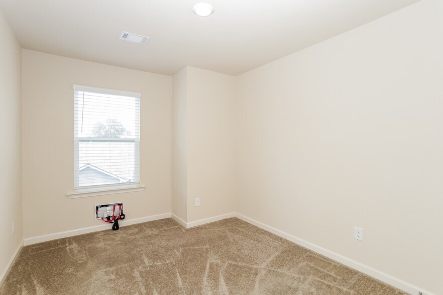 Building Photo - 402 Highwood Ln
