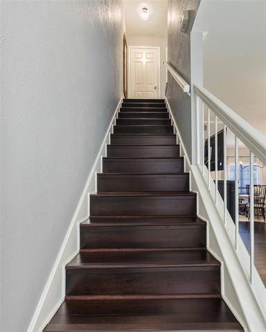 Building Photo - 9910 Royal Ln