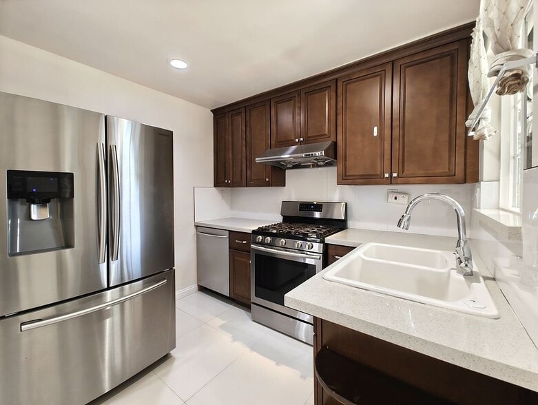 Building Photo - 2086 Fairway Glen Dr