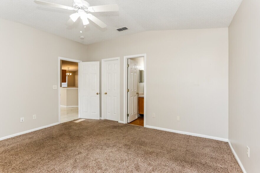 Building Photo - 7510 International Village Dr