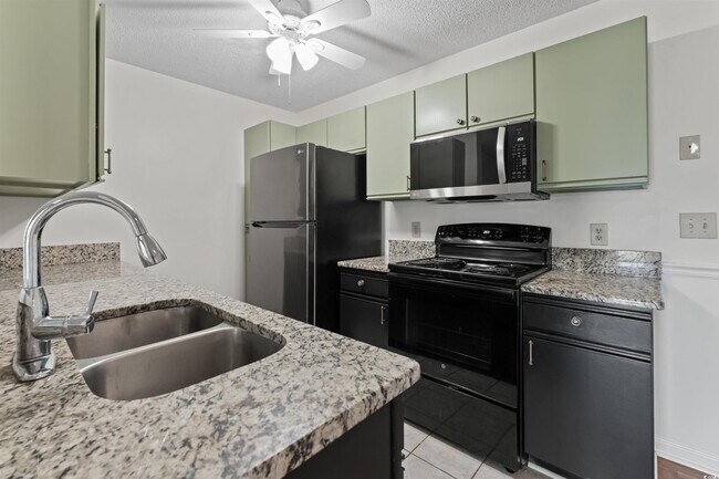 Building Photo - 2122 Clearwater Dr