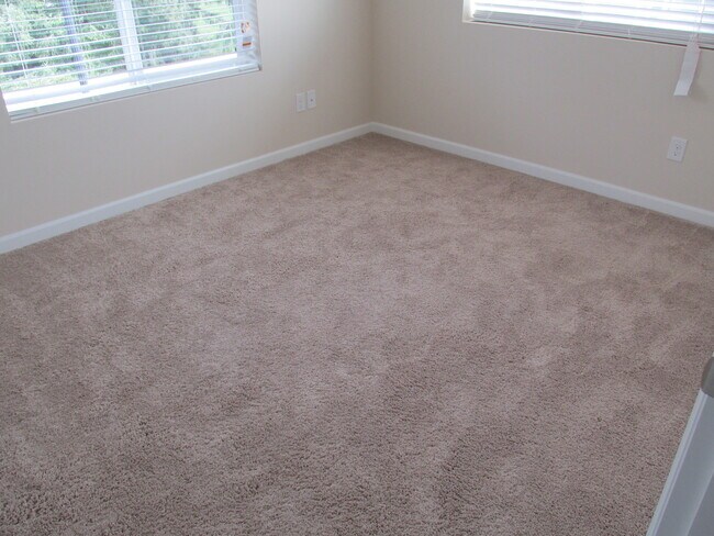 Building Photo - $500 off 1st month! New carpet, hardwoods, quartz counters, 5 Br 2.5 bth  fenced yard, walk to park!