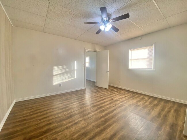 Building Photo - 2 bed 2 bath near Texas Tech University now available