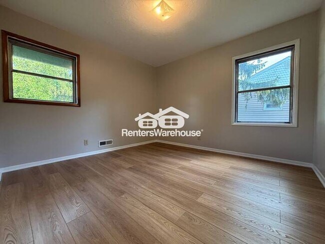 Building Photo - Clean, Quiet, and Updated – 3BR Bloomingto...