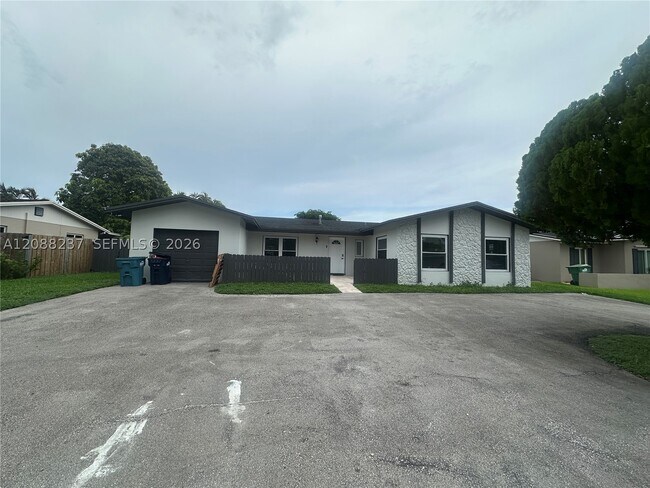 Building Photo - 11611 SW 122nd Ave