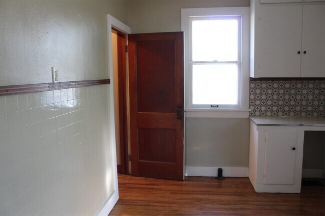 Building Photo - 526 E 11th St