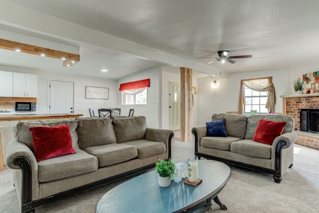 Building Photo - Chic 3 Bedroom in Caprock