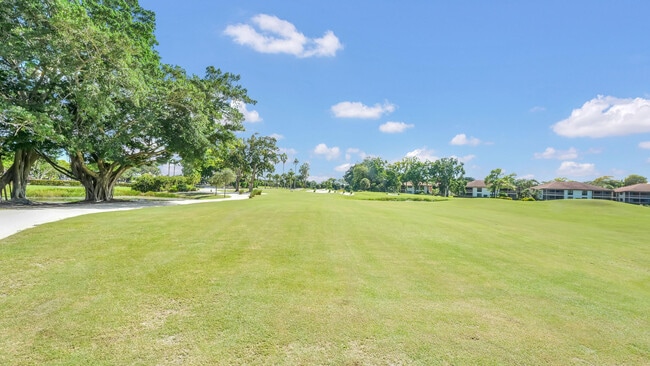 Building Photo - 515 Club Dr
