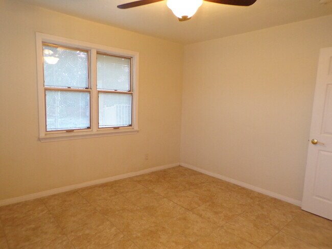 Building Photo - 14921 Sunnybank Ave