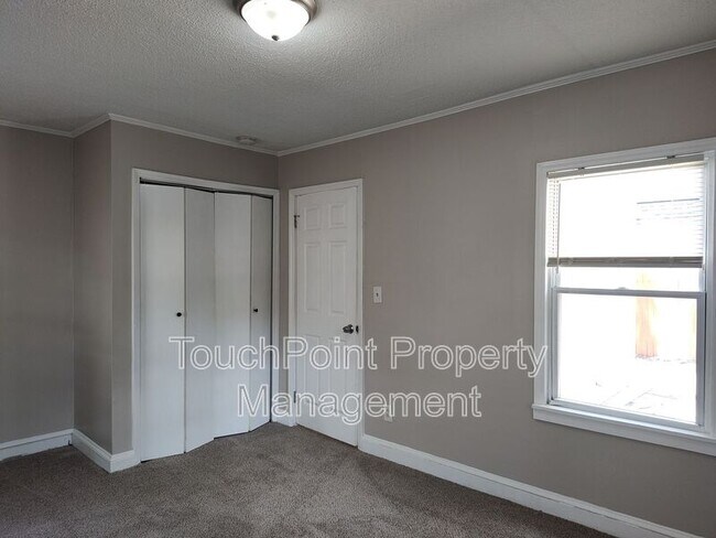 Building Photo - 1405 Shamrock Dr