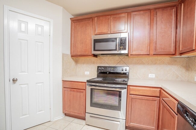 Building Photo - Beautiful 4/BR 2.5/BA Home with Incredible...