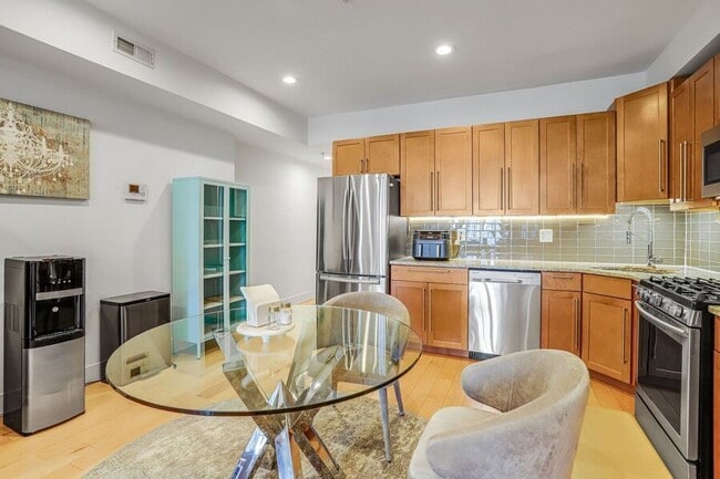 Building Photo - 816 Kennedy St NW