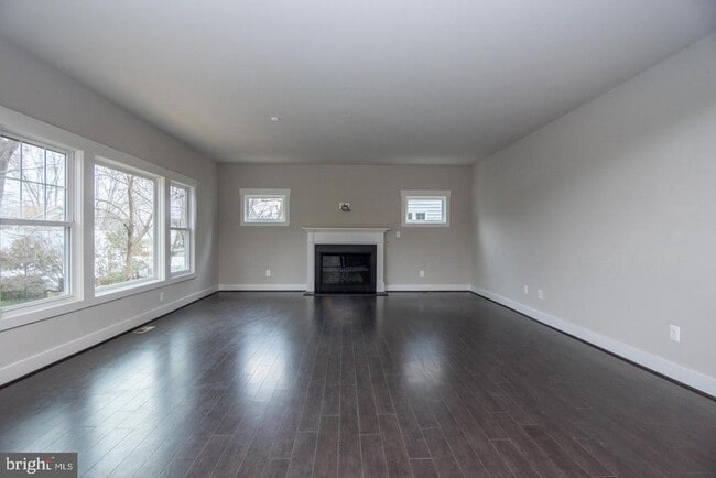 Building Photo - 6928 Regent Ln