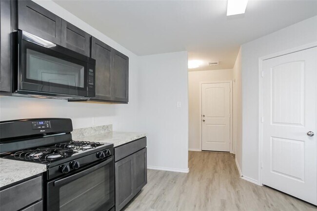 Building Photo - 8807 Red Oak Dr