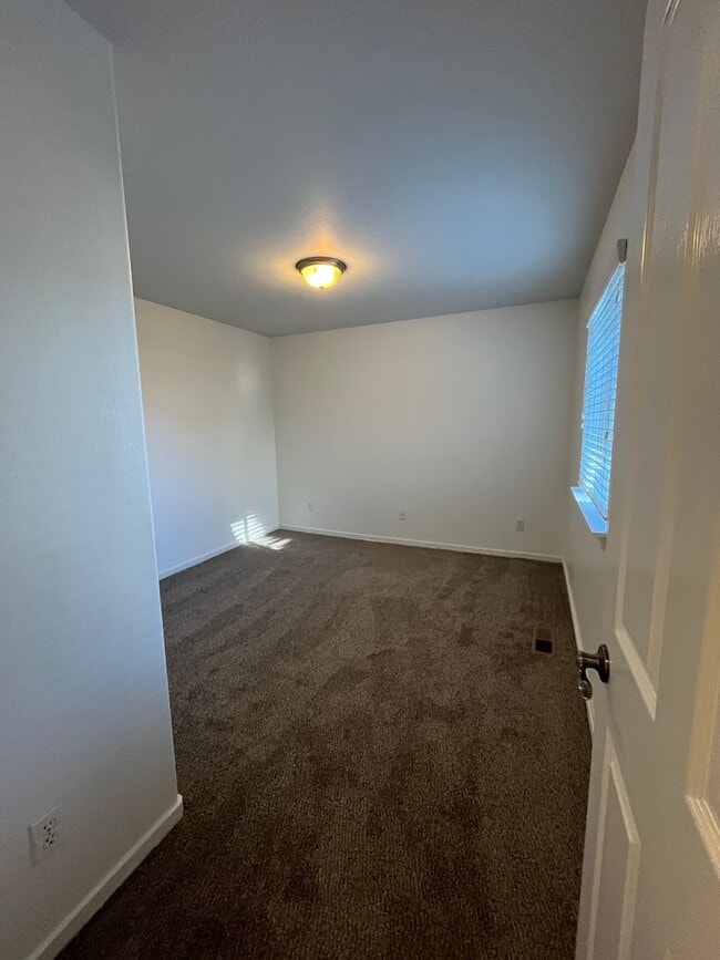 Building Photo - 3 bedroom, 2 bathroom single story home in...