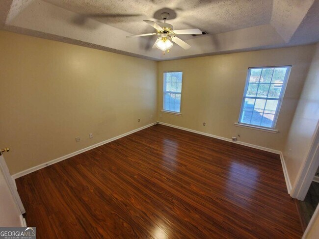 Building Photo - 5450 Twin Lakes Dr