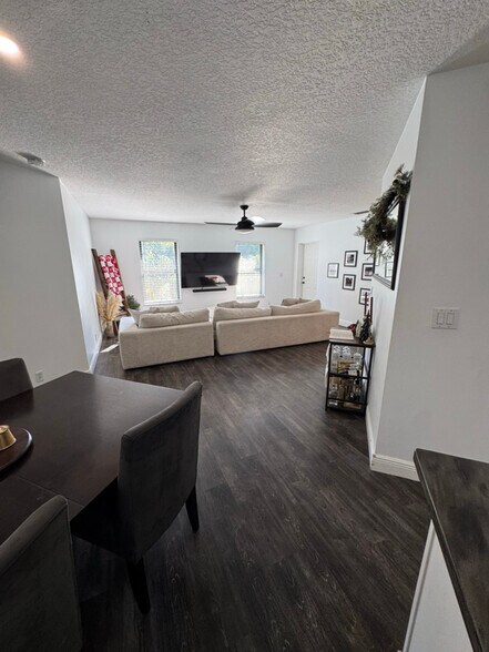 Building Photo - 1146 NE Coy Senda