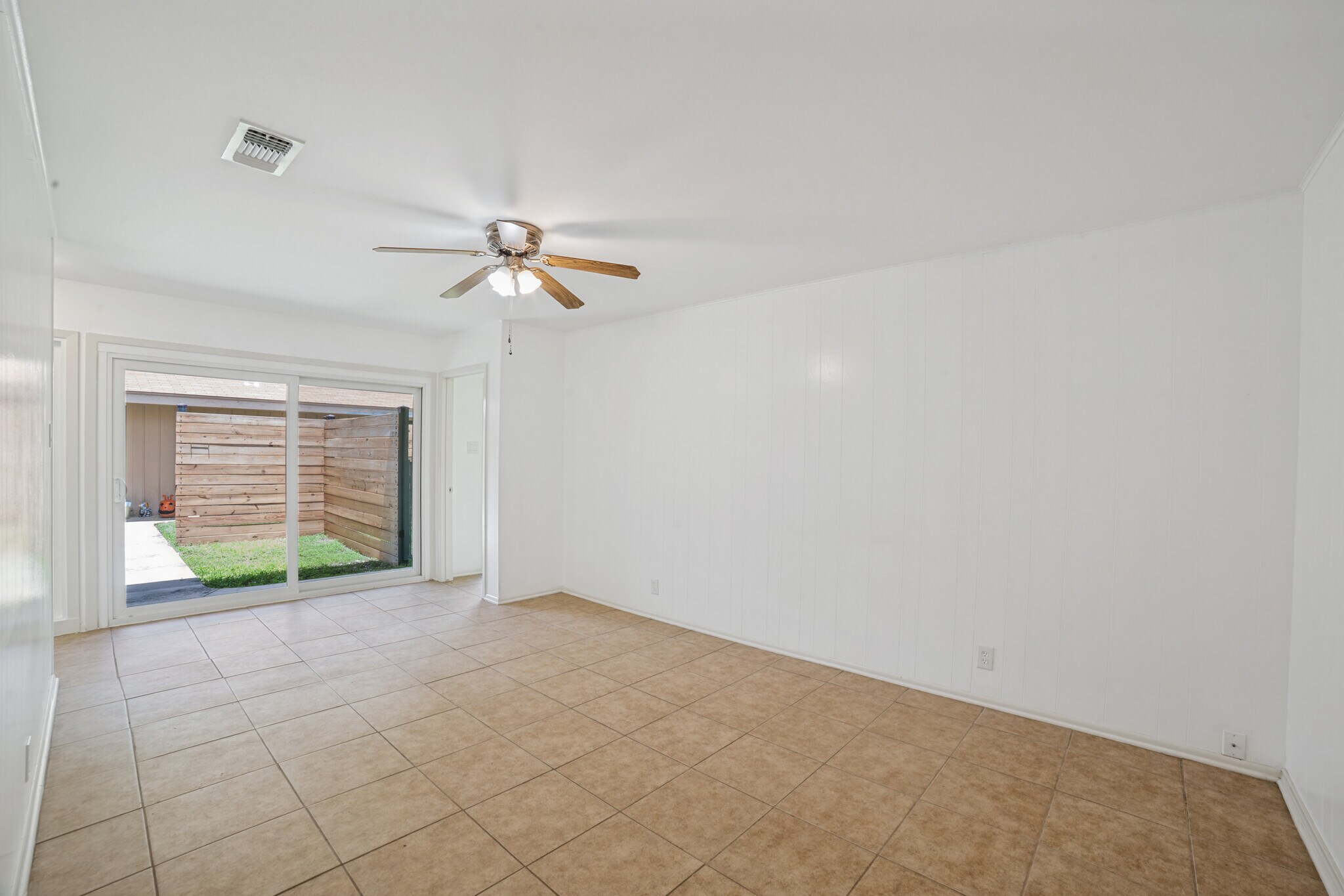 Building Photo - 8390 N Verde Dr