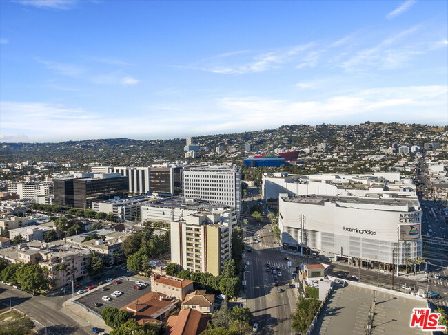 Building Photo - 321 S San Vicente Blvd