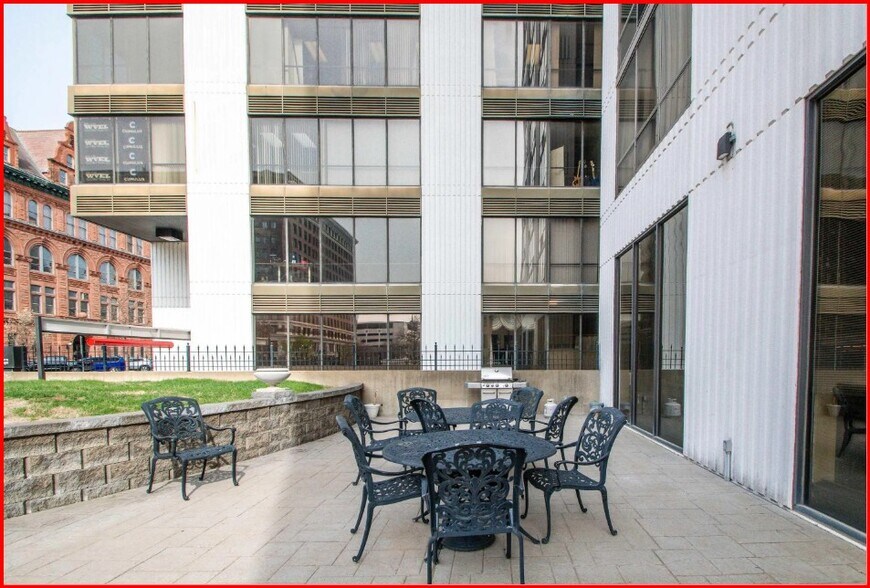 Building Photo - 125 SW Jefferson Ave