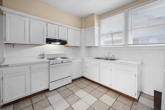 Building Photo - Spacious 4BR/2BA Home with Hardwood Floors Throughout!