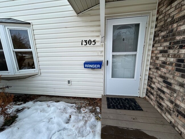 Building Photo - 3 Bed 1.5 Bath Townhome In Excellent Neighborhood