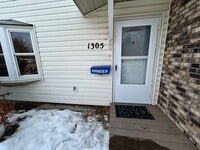 Building Photo - 3 Bed 1.5 Bath Townhome In Excellent Neighborhood