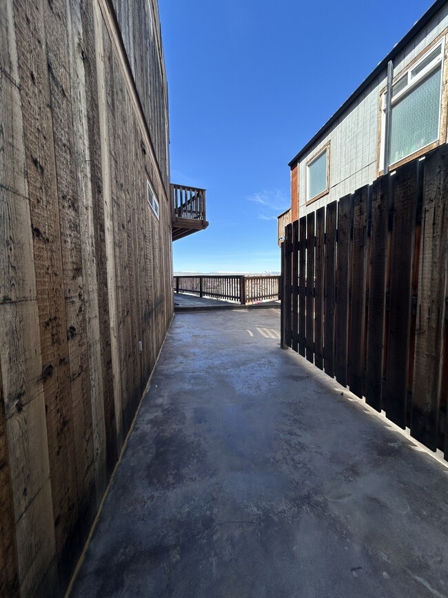 Building Photo - 66 Skyline St