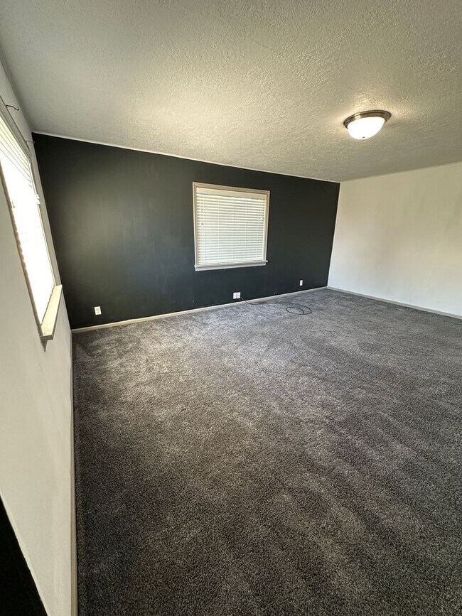 Building Photo - THIS IS A LEASE TAKEOVER, PLEASE CONTACT THE CURRENT TENANT, DANIEL @ 208-883-2854 - Super Cute 3...