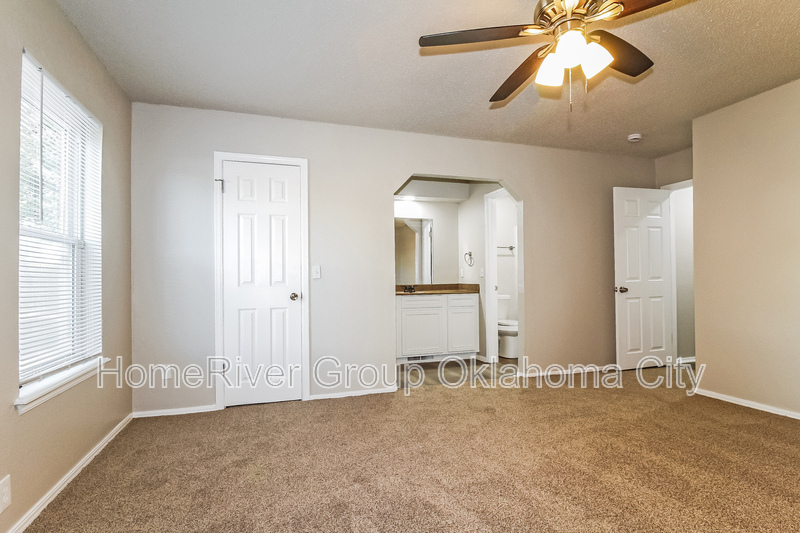 Building Photo - 1720 Ridgeway Dr