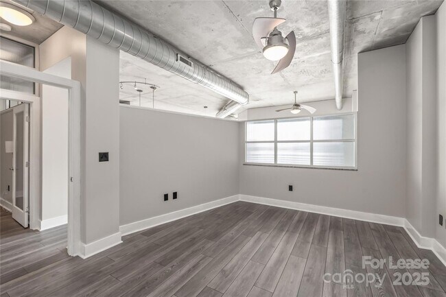 Building Photo - 505 E 6th St