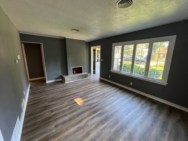 Building Photo - Cozy 2-Bedroom Home In a Peaceful Neighborhood!