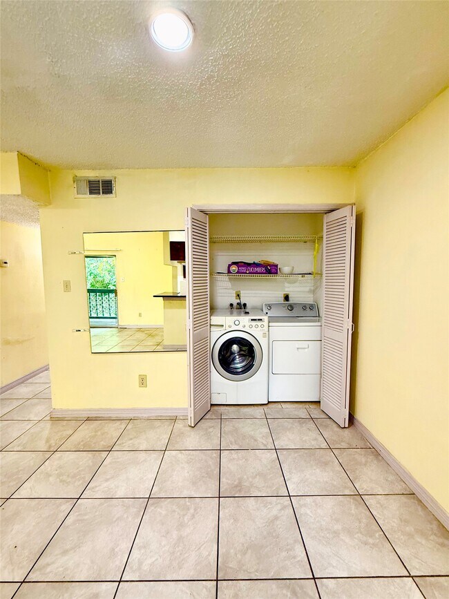 Building Photo - 8360 Jorine Dr
