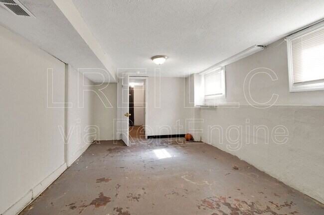 Building Photo - 1236 Manitau Ave