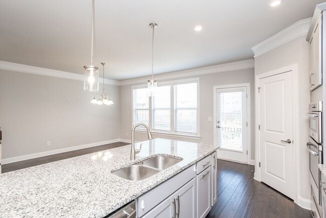 Building Photo - 3 story townhome in a great location in Chamblee