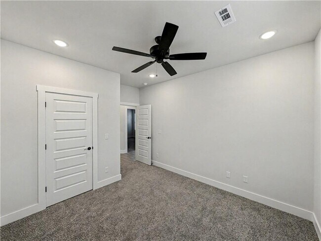 Building Photo - 6906 SW Basswood Ave