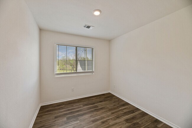 Building Photo - AVAILABLE NOW! 3 BEDROOM TRIPLEX LOCATED IN BONHAM, TEXAS!