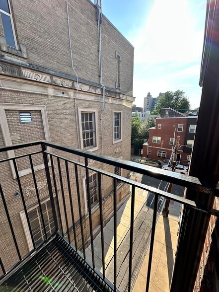 Building Photo - 421 S 17th St