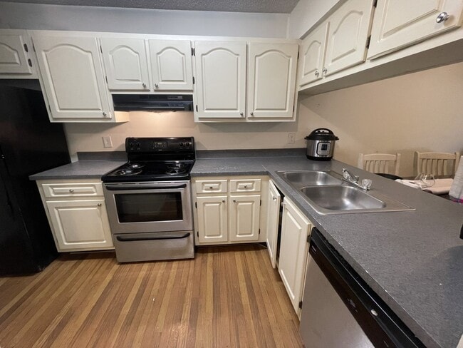 Primary Photo - Large 1 bedroom Condo on Second Floor Over...